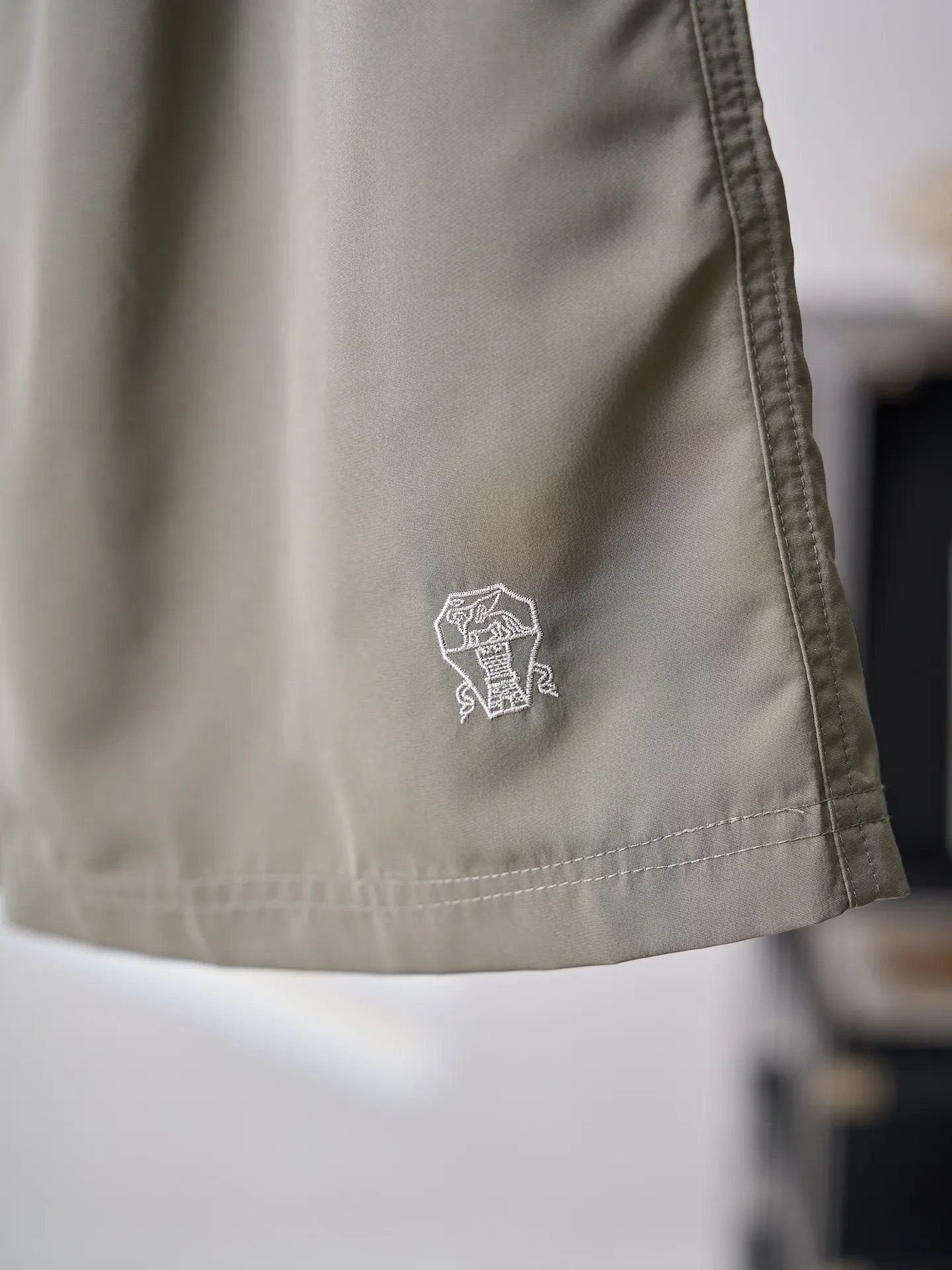 [Real auction] Brunello Cucinelli/BC ￼ Embroidered solid color beach shorts [In Stock] S M L XL Fabric selection: Made of 80D fine denier polyester plain weave, the fabric surface is smooth and wrinkle-free, with anti-wrinkle and anti-tear properties, and it will not be easily deformed after repeated washing. The fabric has undergone hydrophilic treatment and has a very low moisture regain rate. It can be quickly dried after getting wet, eliminating the sticky feeling. Mesh lining: Made of high-elastic nylon mesh, the honeycomb hollow structure greatly improves air circulation efficiency, which can not only avoid light leakage, but also quickly discharge moisture from the body surface, keeping the body feeling fresh and not stuffy when exercising or sweating. Embroidery process: For the badge embroidery on the trouser legs, high-tenacity polyester-cotton embroidery thread is used to decorate the fabric with the precision routing of Tajima multi-head embroidery machine with up to 20 needles. The line density is uniform, there are no jumps or burrs on the edge of the pattern, the pattern details are clear and three-dimensional, and the degree of restoration is full. There are no excess threads on the back of the embroidery, which will not irritate the skin or irritate the legs, taking into account both aesthetics and wearing experience. Details: Velcro opening and closing patch pocket on the back side, double-line seam reinforcement on the edge of the bag, tight Velcro bite, taking into account practicality and simple style. Sewing details: The side seams and legs of the trouser body adopt double-thread overlocking + back and forth stitching process. The seam allowance is wrapped inside, and the edges are smooth and burr-free. The trouser legs are processed with double-needle stitching. They are not easy to come off or curl after washing, and they will still stay crisp after long-term wear.